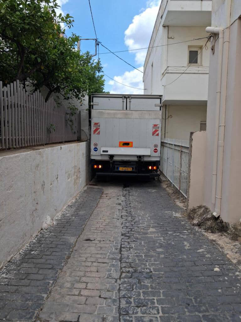 Φορτηγό σε στενό σοκάκι