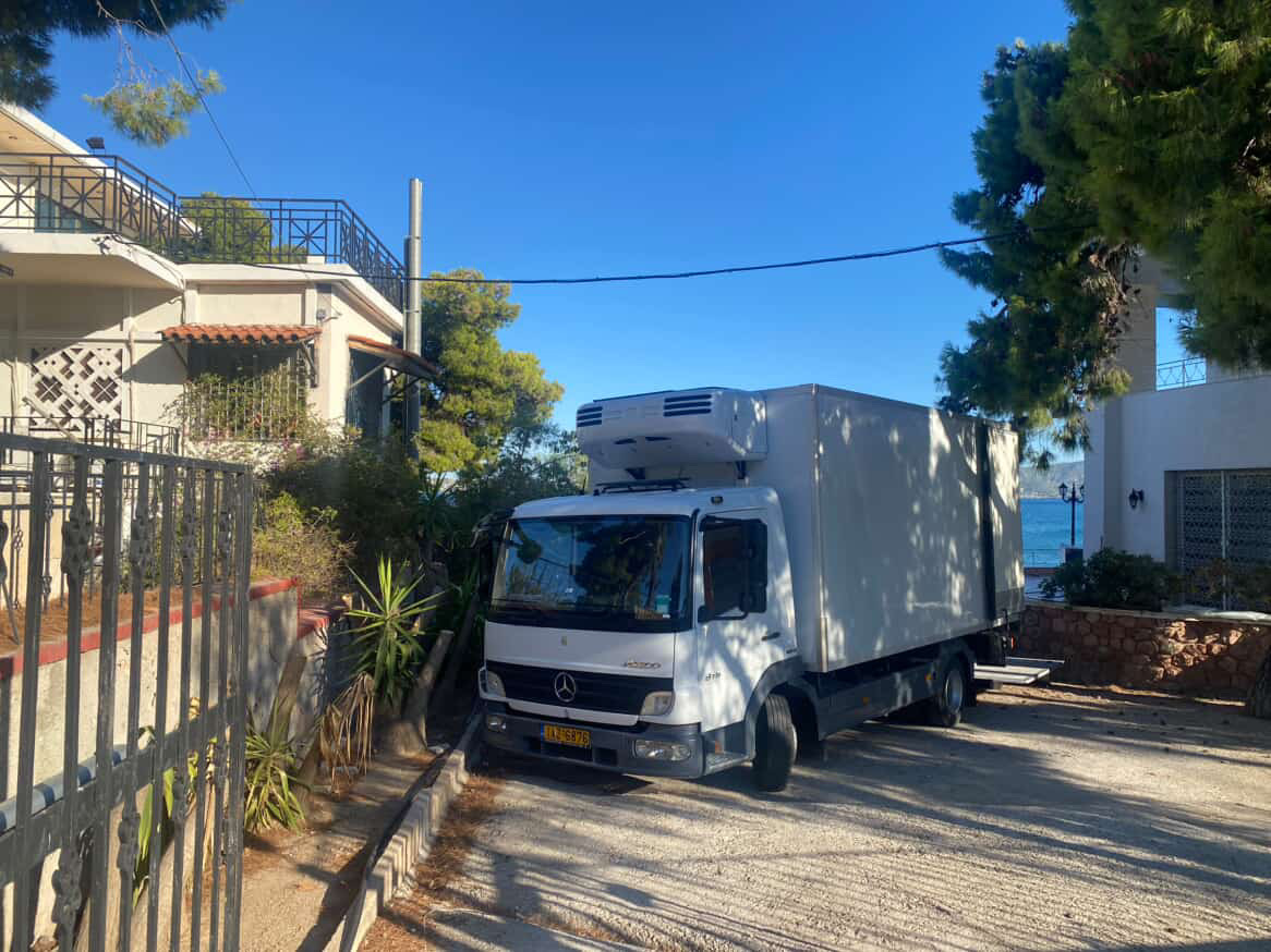Φορτηγό σε παραθαλάσσιο δρόμο
